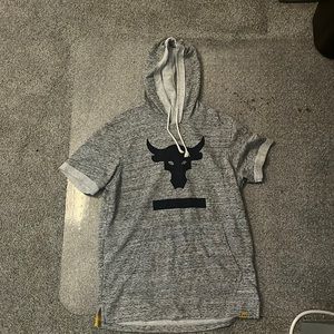 Gym rock under armor shirt